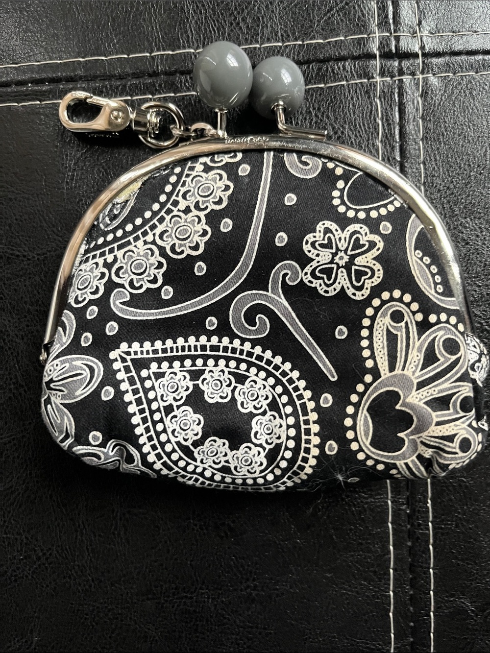 thirty-one Black & White Paisley Kiss-Lock Coin Purse